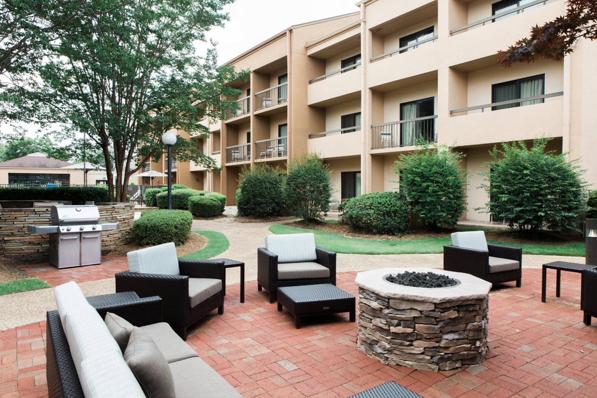 Courtyard Монтгомъри Екстериор снимка