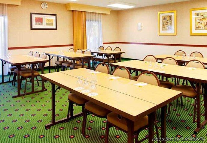 Courtyard Монтгомъри Екстериор снимка